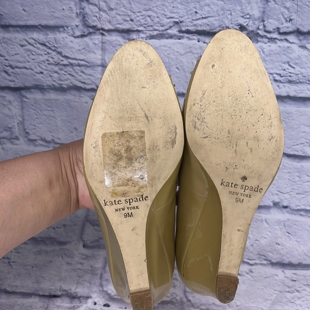 KATE SPADE New York Metro natural Patent Leather 9 M Pyramid 3 in. Wedges